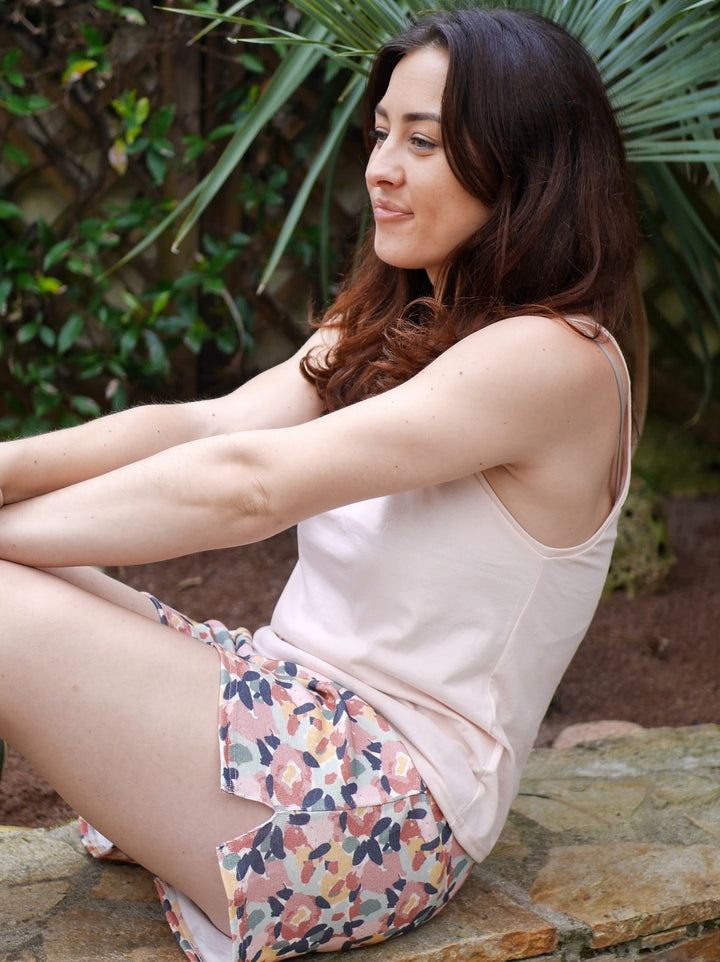 ensemble de pyjama ecoresponsable made in france short au jardin et débardeur rose pétale