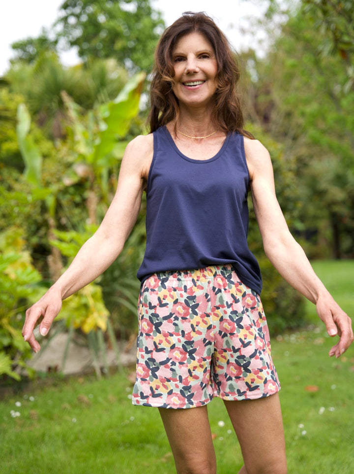 ensemble de pyjama ecoresponsable made in france short au jardin et débardeur marine