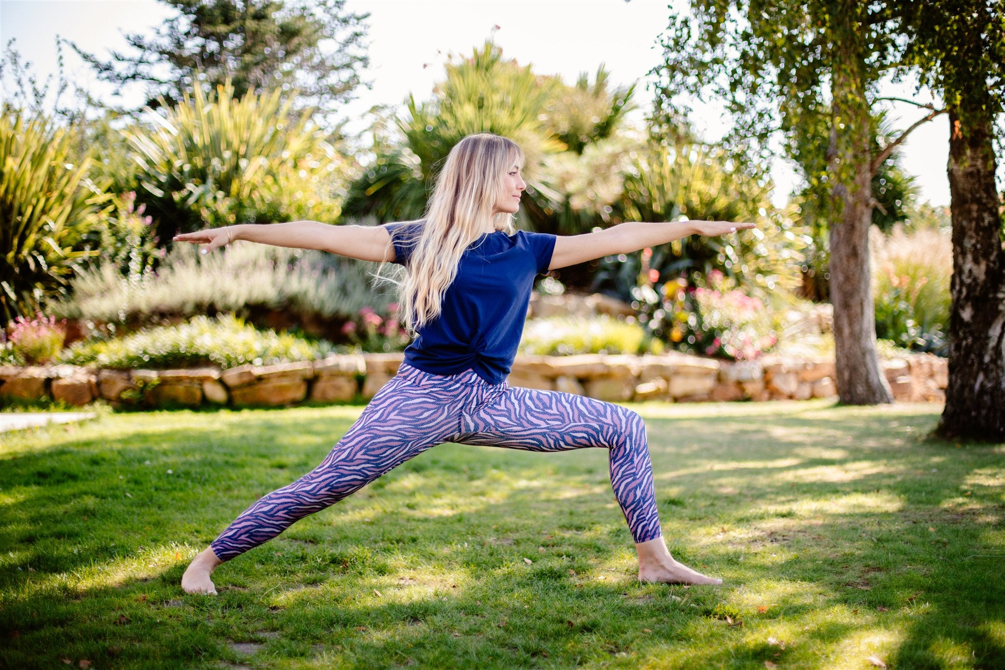 jeune femme dans la posture de yoga du guerrier