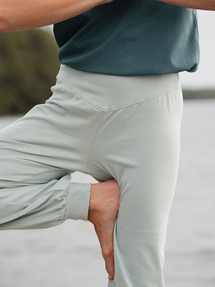 sarouel de yoga hirondelle vert amande coton bio 