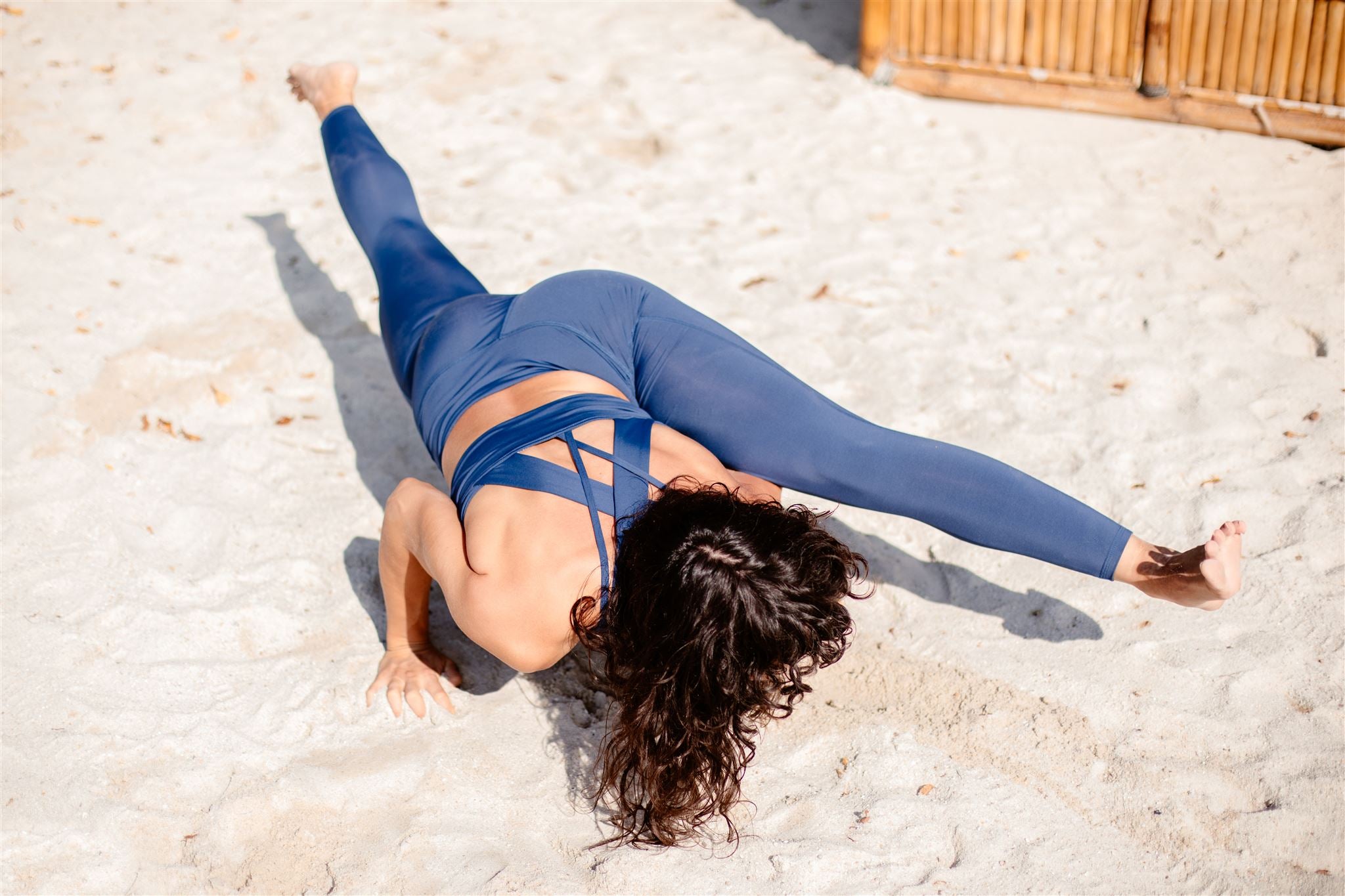 jeune femme dans une posture de yoga d'équilibre